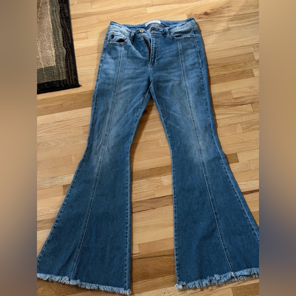 KanCan flare jeans. Light wash.